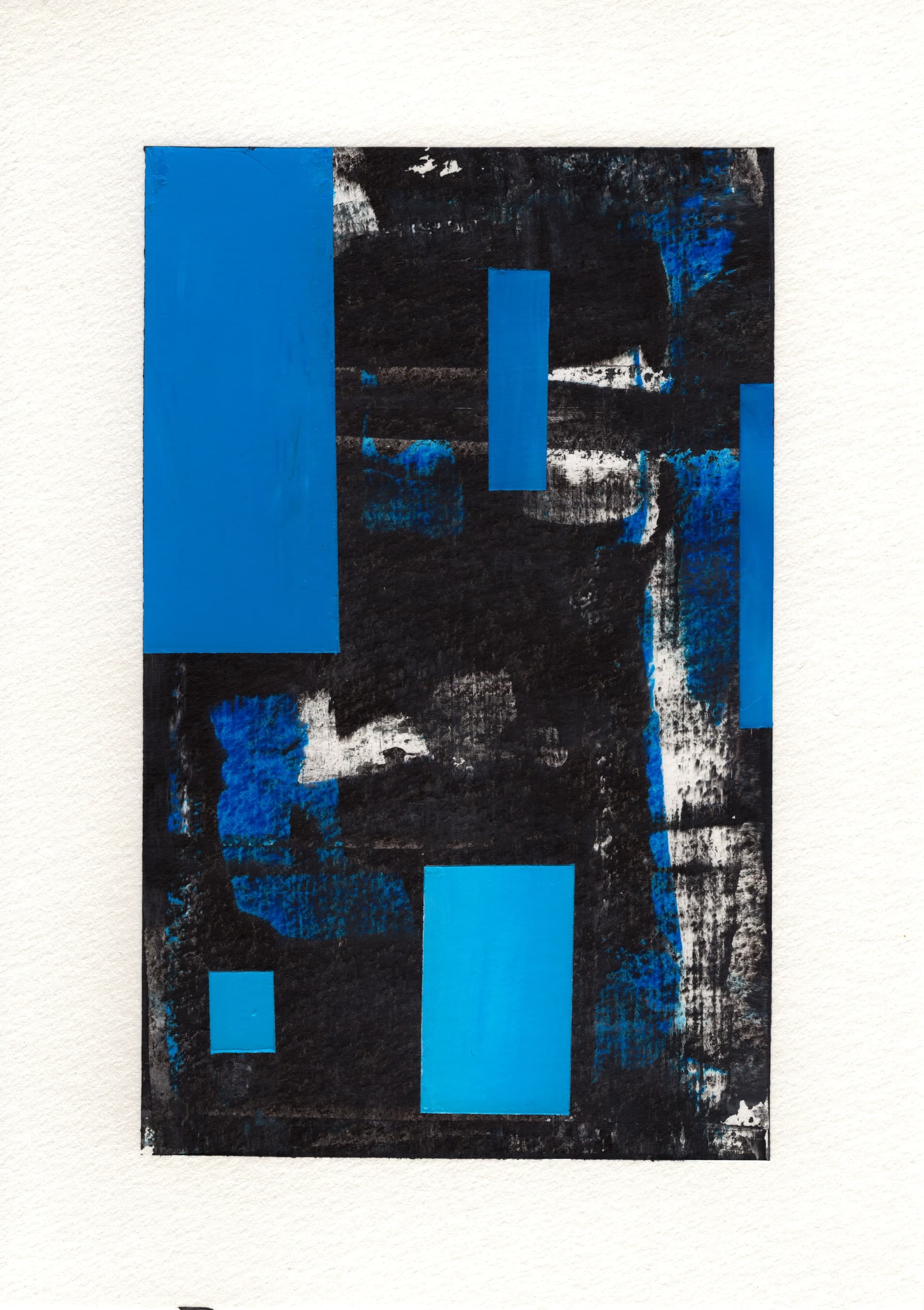 Pensamiento 19 — blue rectangles stacked over a scraped black ground